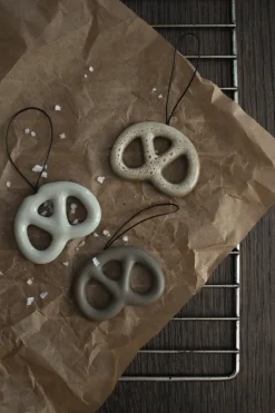 DBKD Hanging pretzel decorative ornament, Dust Brown New