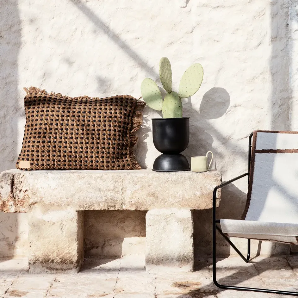 Ferm Living Hourglass flower pot extra small Ø21 cm, -dark grey Black Clearance