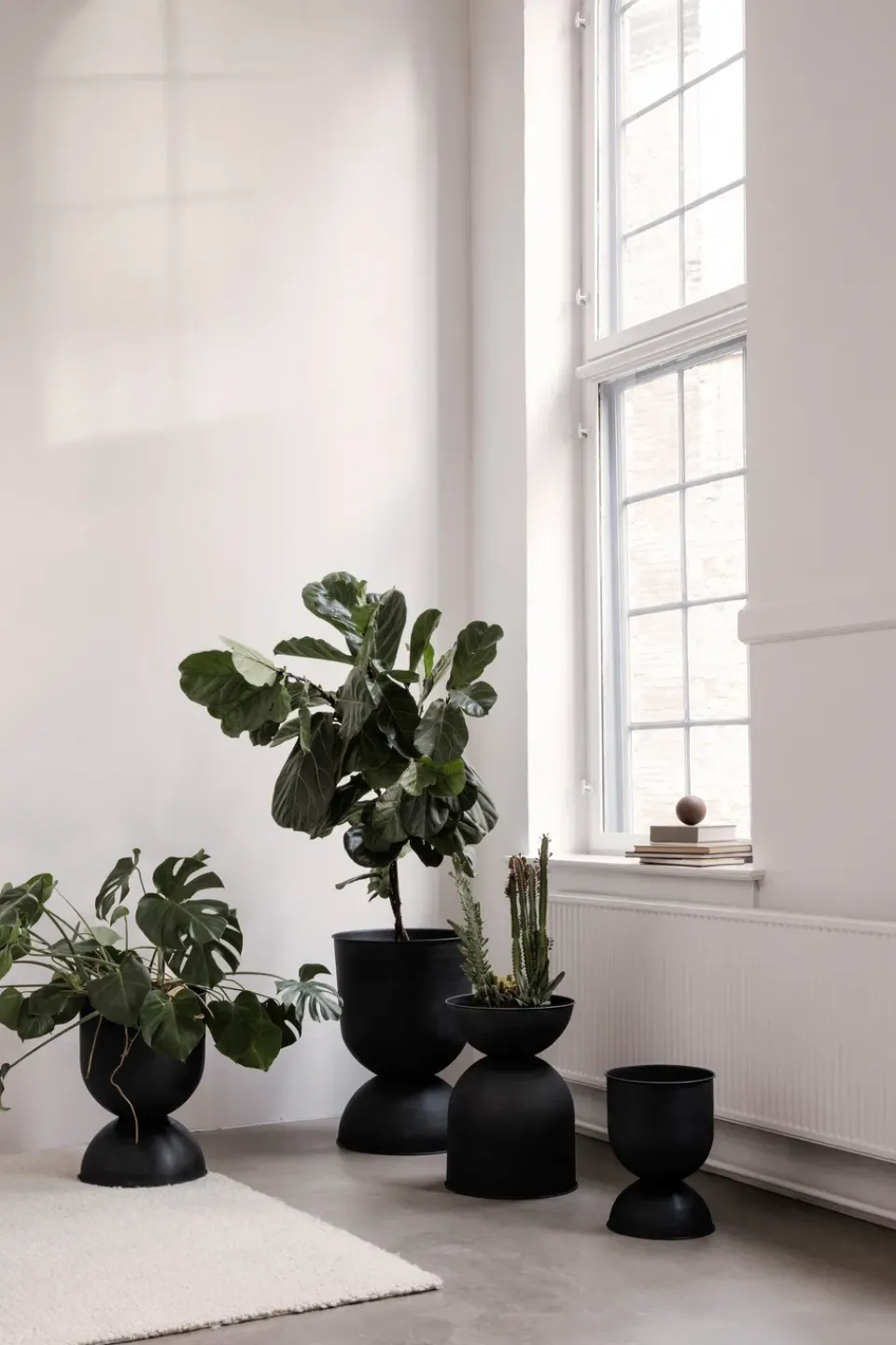 Ferm Living Hourglass flower pot extra small Ø21 cm, -dark grey Black Clearance