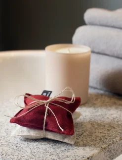 Himla Lavender Scent pillow 9x9 cm, Lingonberry-oatmeal Red Best