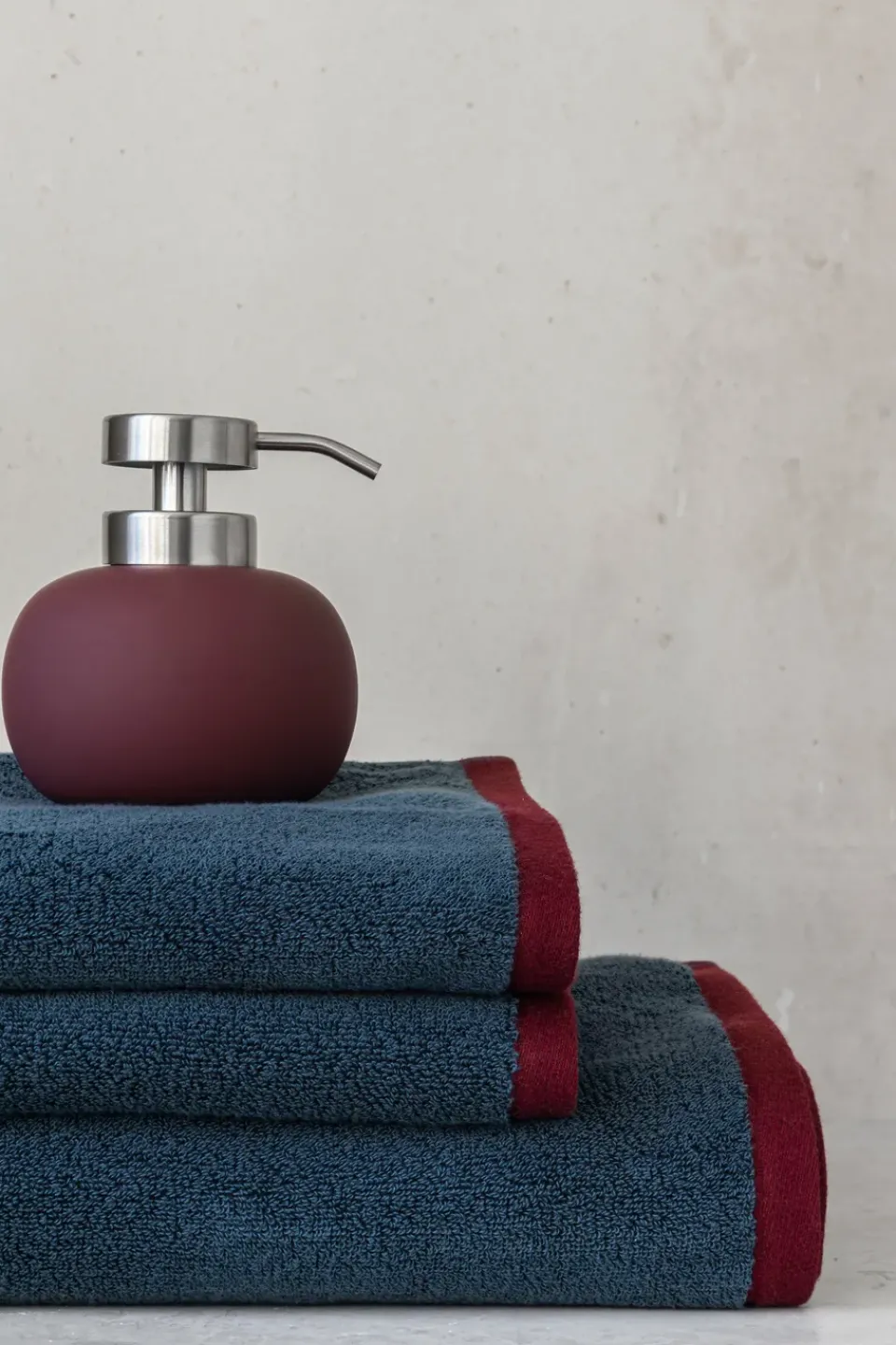 Mette Ditmer Lotus play soap pump low, incl. 2 pump heads, Wine Red Online