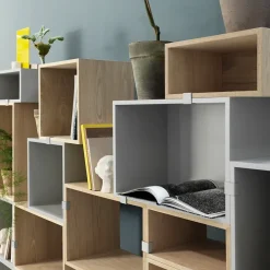 Muuto Stacked 2.0 shelving with back plate, small, oak Brown Clearance
